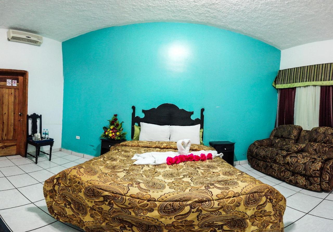 Uw Oasis Hotel La Ceiba Esterno foto