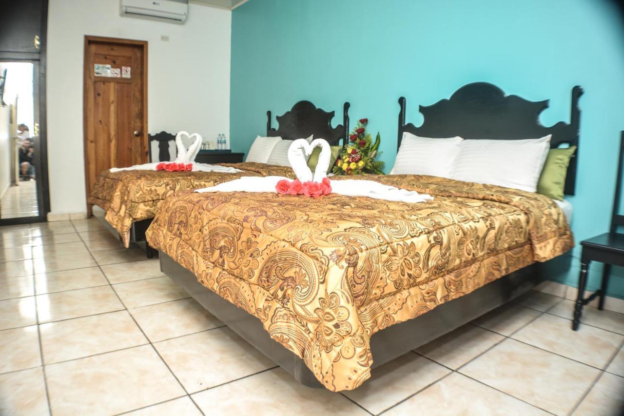 Uw Oasis Hotel La Ceiba Esterno foto